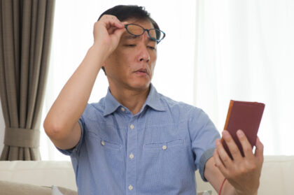 近くが見えにくくなる「老眼」