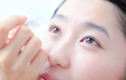 眼科で処方してもらえる目薬を使う